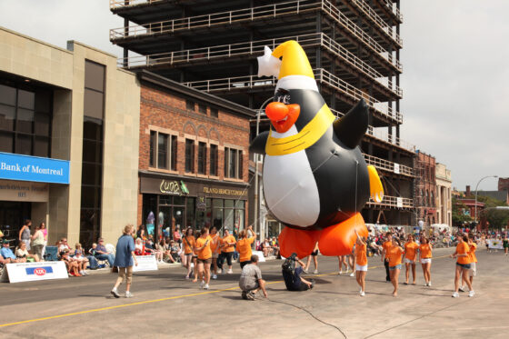 Ski Penguin Parade Balloon (Hat and Scarf), 25'